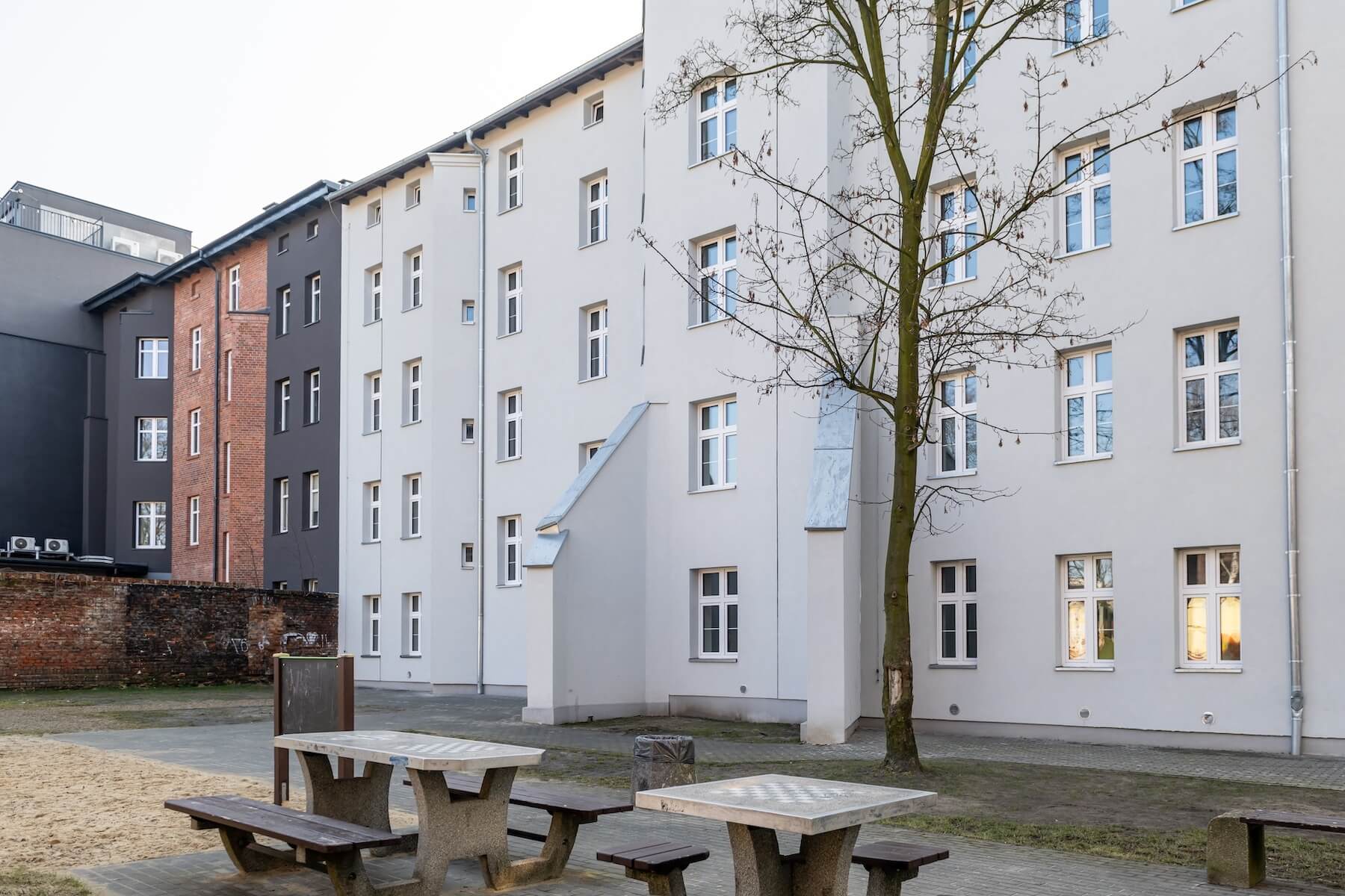 Podwórko wyremontowanych kamienic przy ul. Musialika