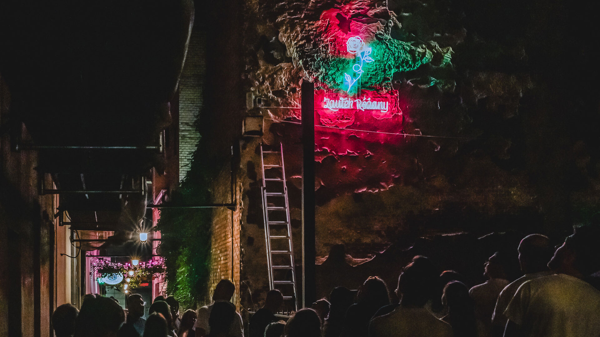 Rosengasse wraca w neonach. Nowa instalacja świetlna w bytomskim Zaułku