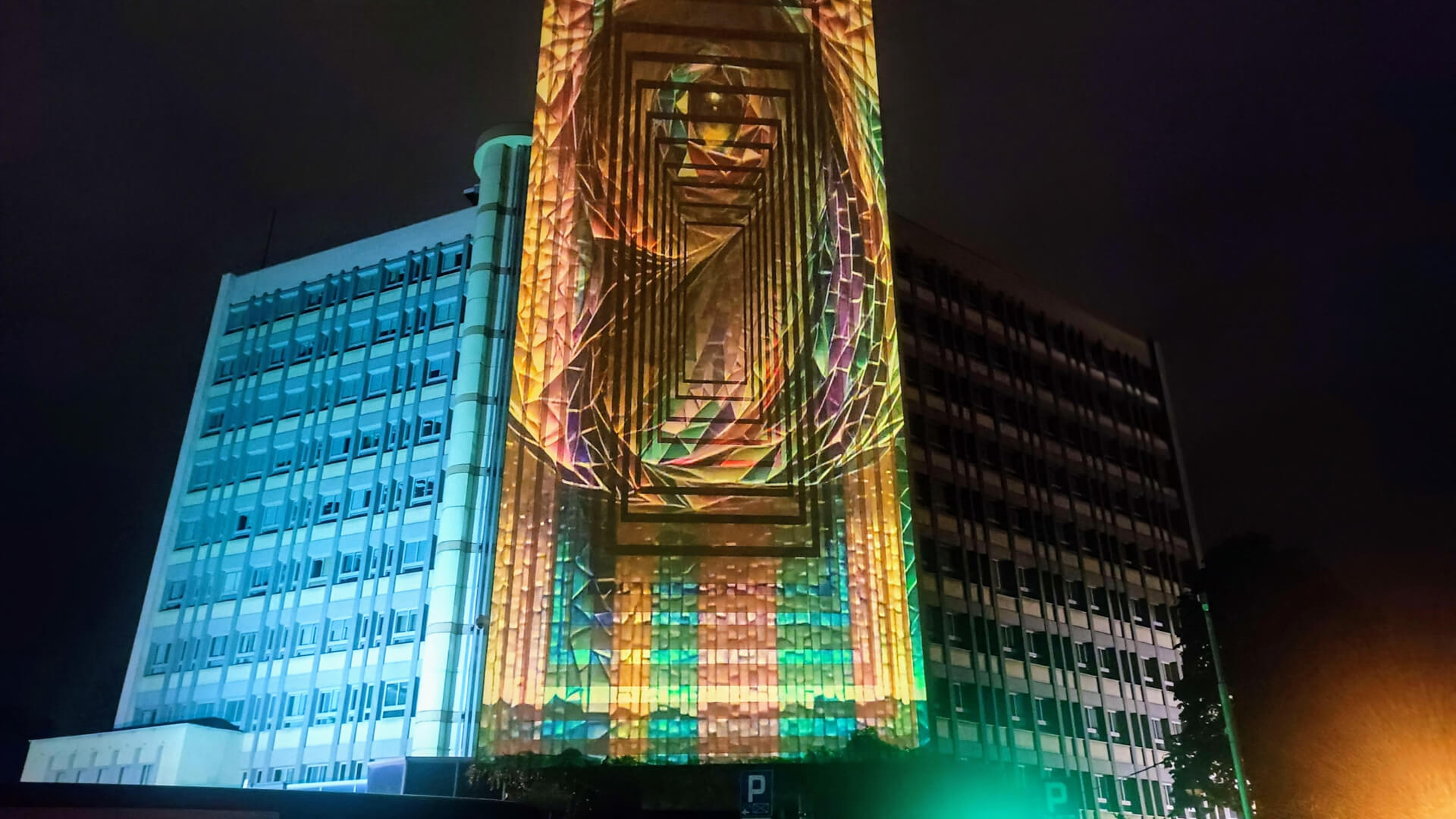 Mapping na ścianie Urzędu Miasta Tychy