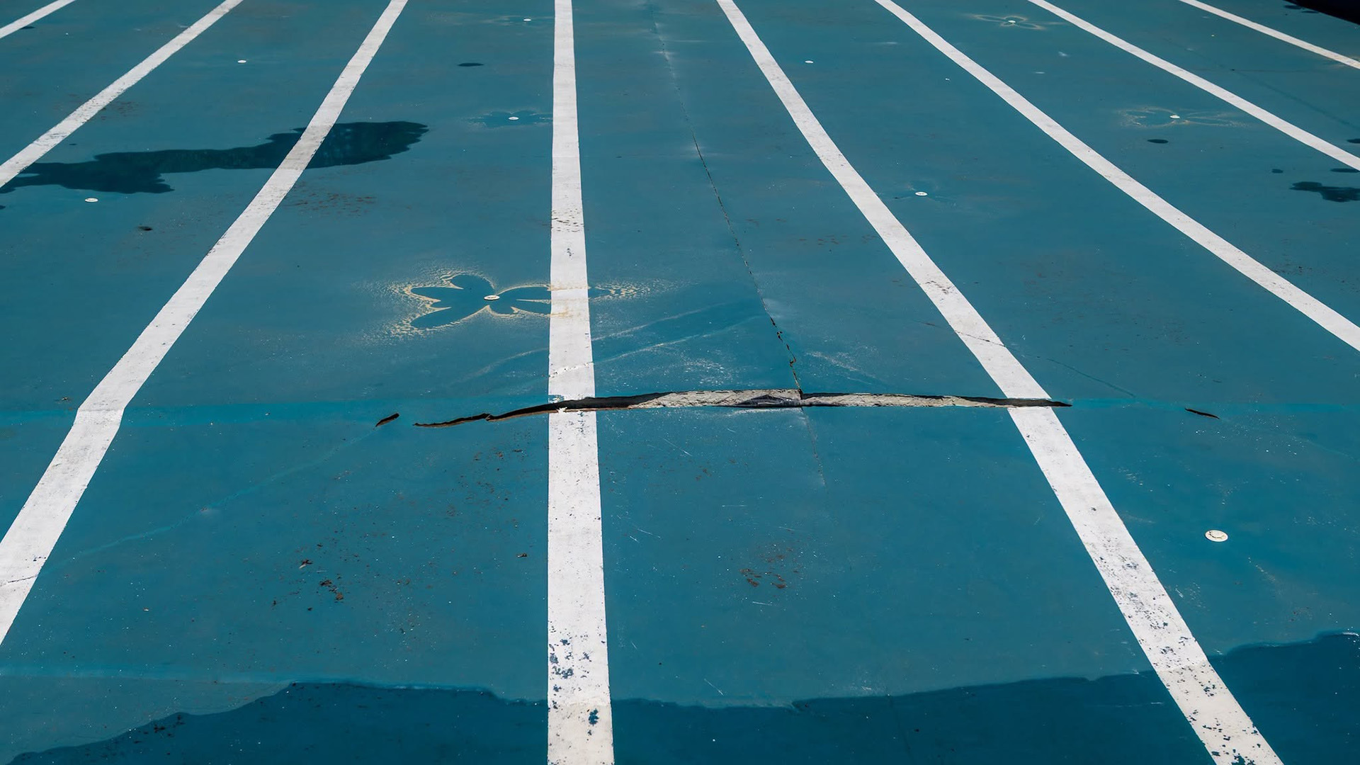 Pęknięcie w niecce basenu sportowego