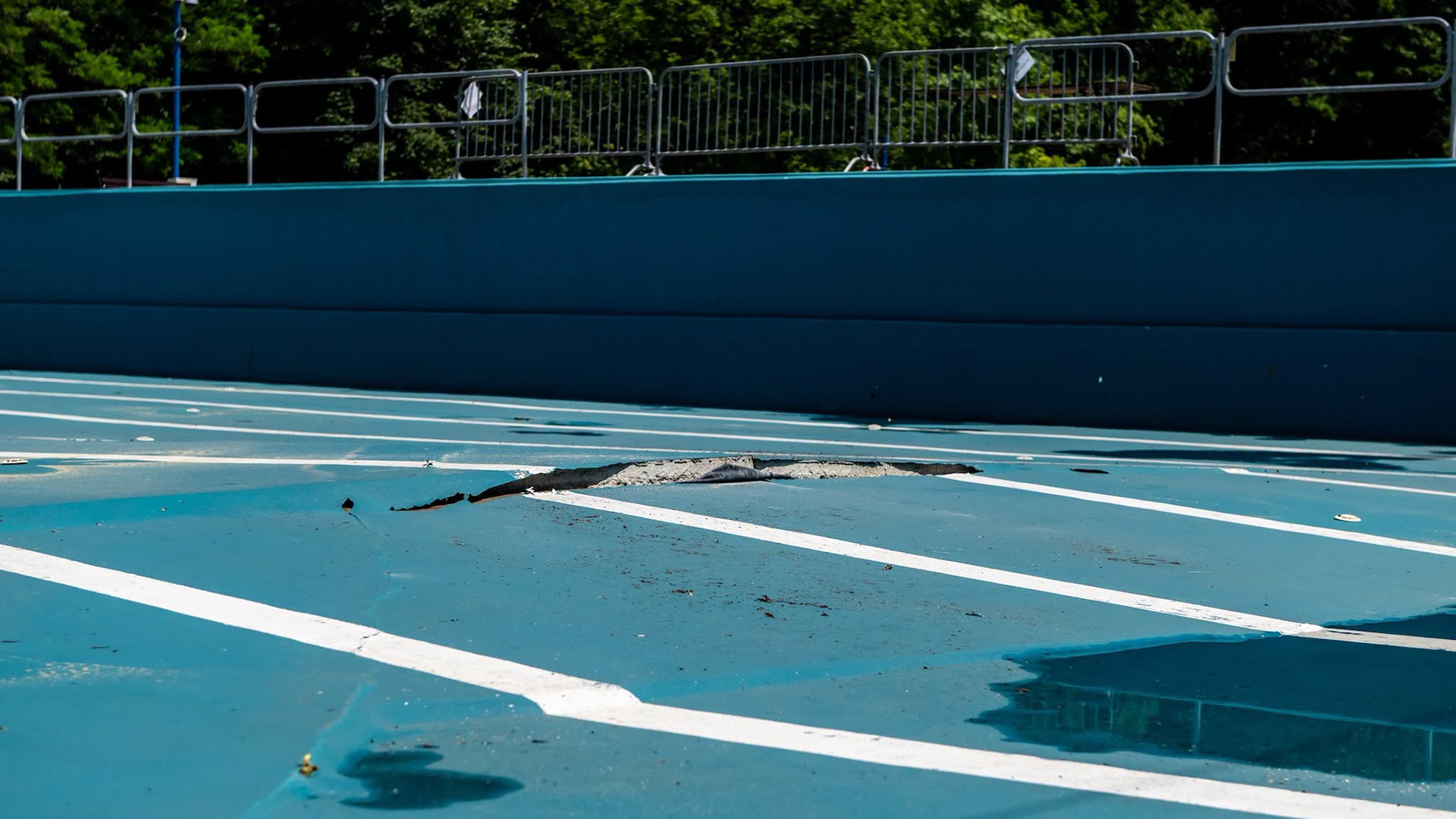 Pęknięcie w niecce basenu sportowego