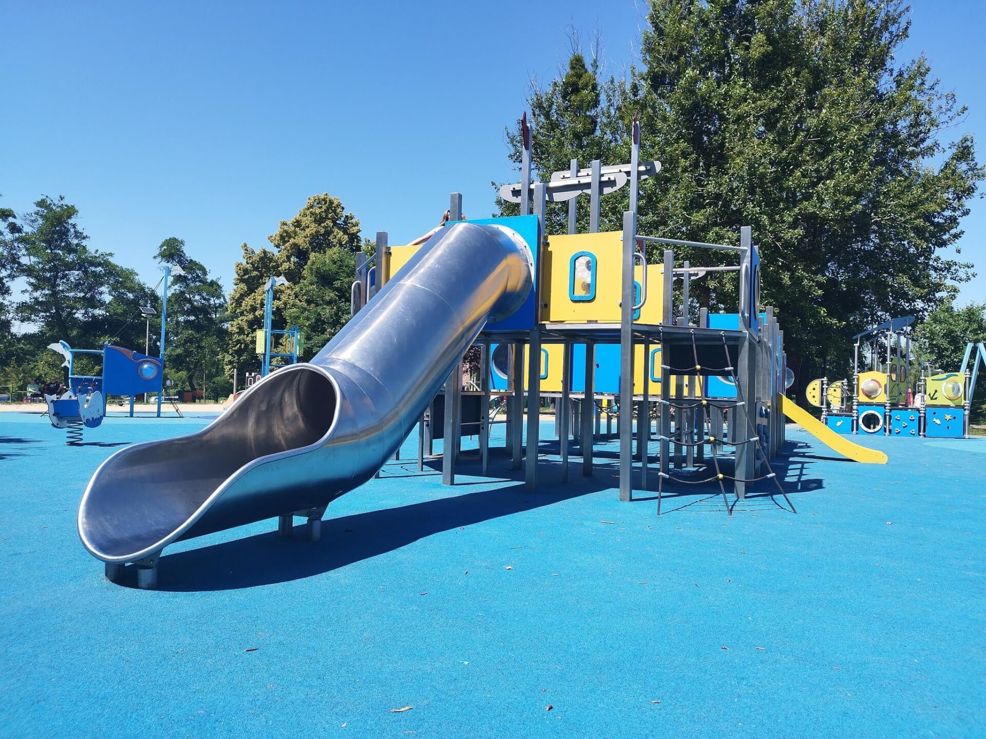 Odnowiony plac zabaw przy MOSiR w Piekarach Śląskich