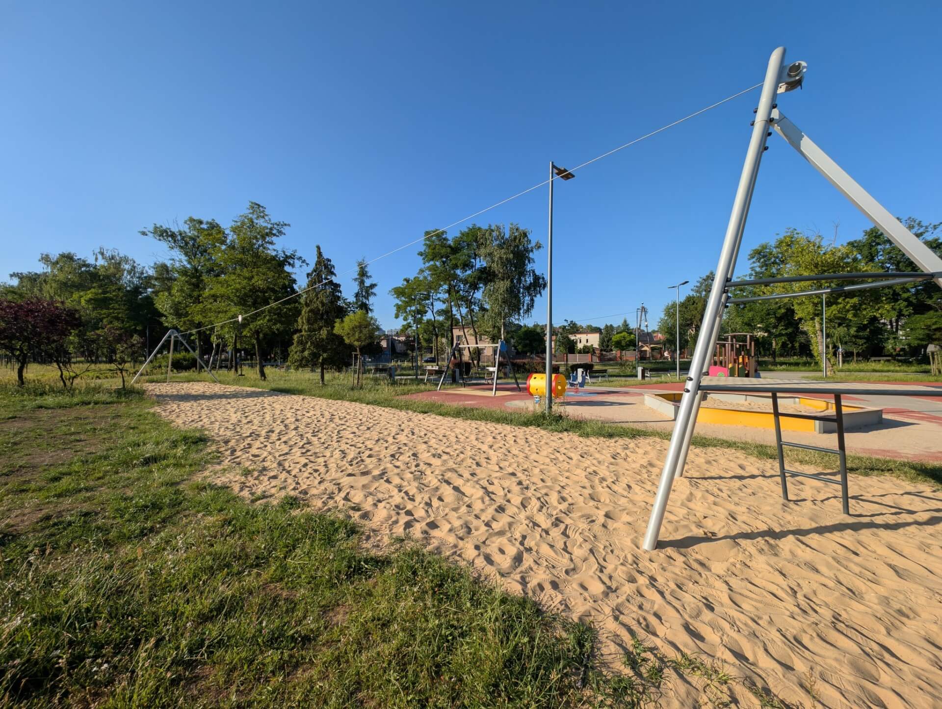 Odnowiona tyrolka w parku w Kamieniu