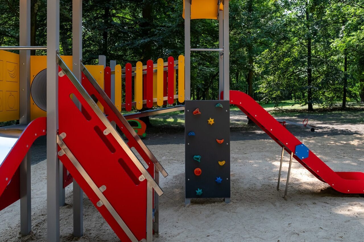 Plac zabaw w lagiewnikach zostal wyremontowany 1