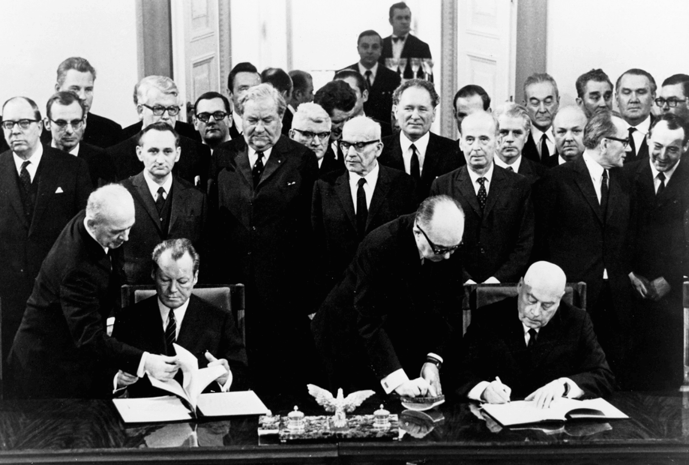 Podpisanie układu PRL–RFN przez kanclerza RFN Willy’ego Brandta i premiera PRL Józefa Cyrankiewicza, Warszawa, 1970 r. (zdjęcie z książki „Czy jestem Niemcem? Przesiedleńcy z Polski do RFN i NRD w latach 1950–1991”.