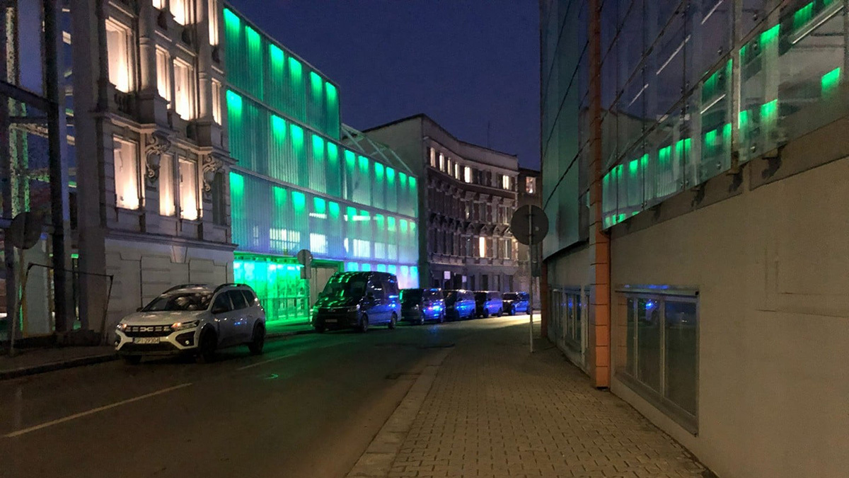 Pojazdy oddziału kontrterrorystów na ul. Kwietniewskiego