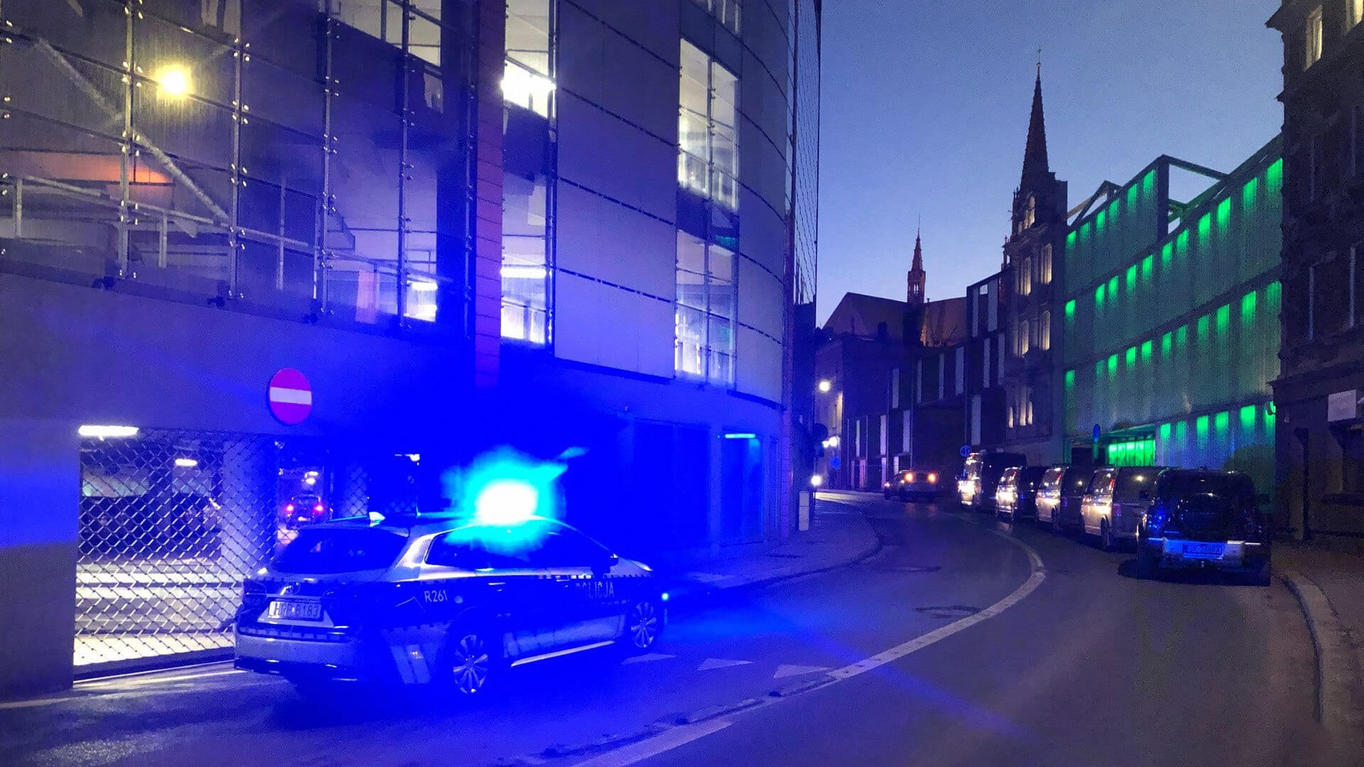 Policyjne wozy na ulicy Kwietniewskiego w Bytomiu