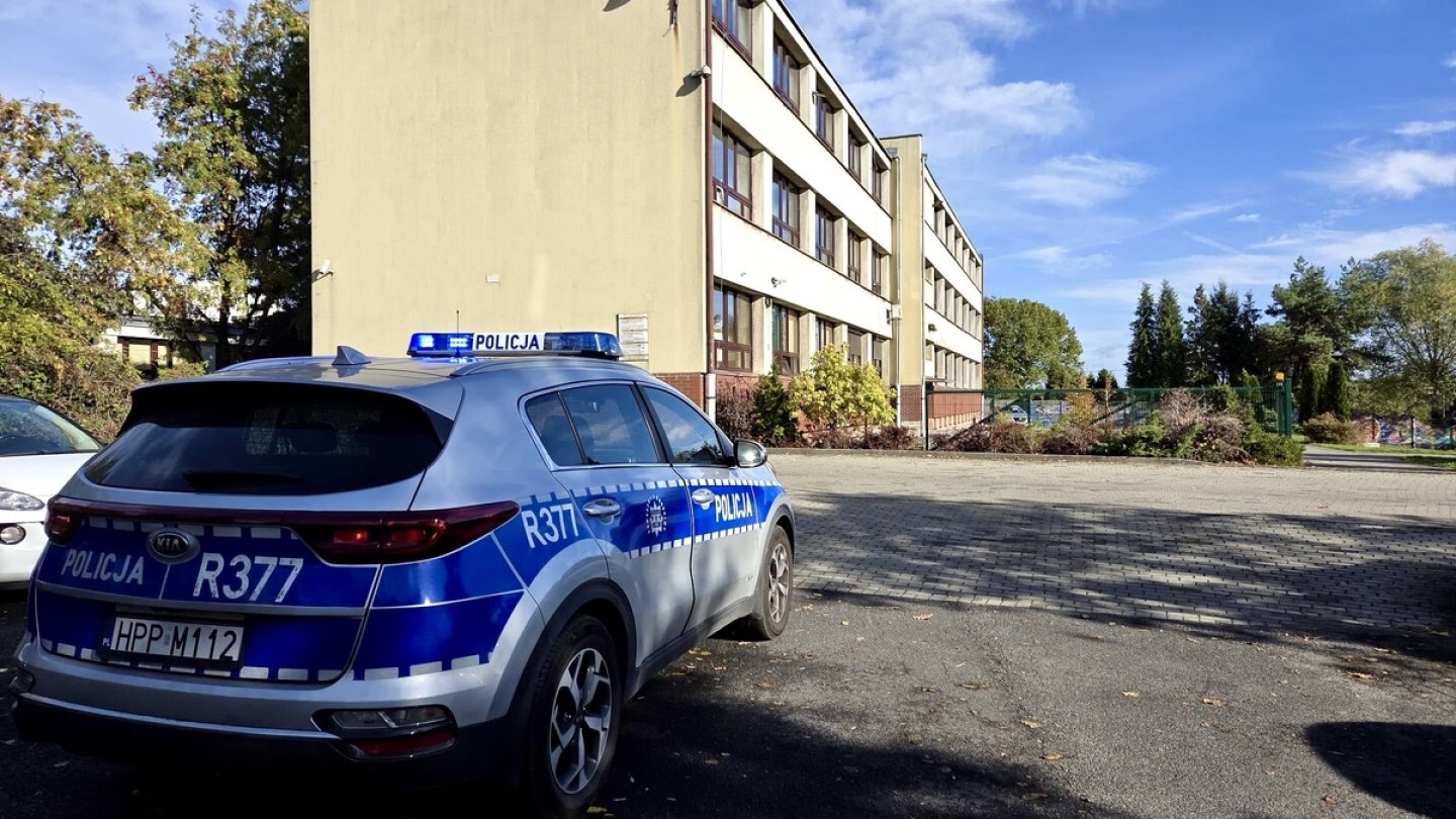 Krwawy piątek - policja i straż miejska pilnuje szkół