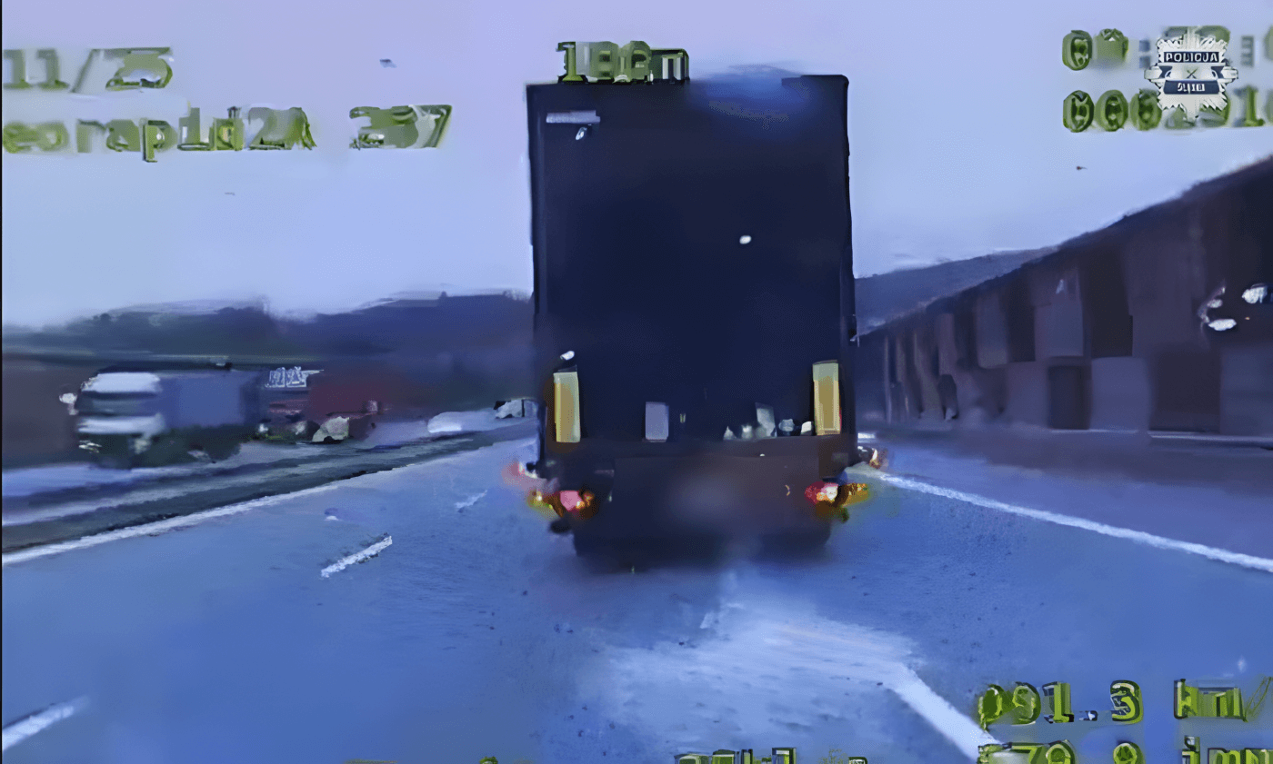 To mogło się skończyć tragicznie. Tafla lodu spadła z naczepy ciężarówki tuż przed radiowóz