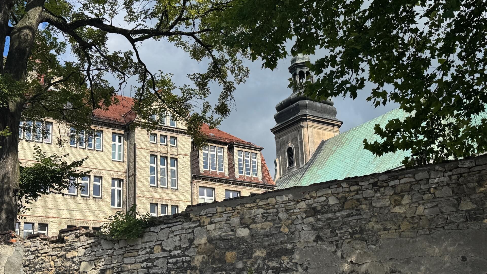 Fragment dzisiejszej Poradni Psychologiczno-Pedagogicznej przy pl. Klasztornym z perspektywy dawnych murów miejskich