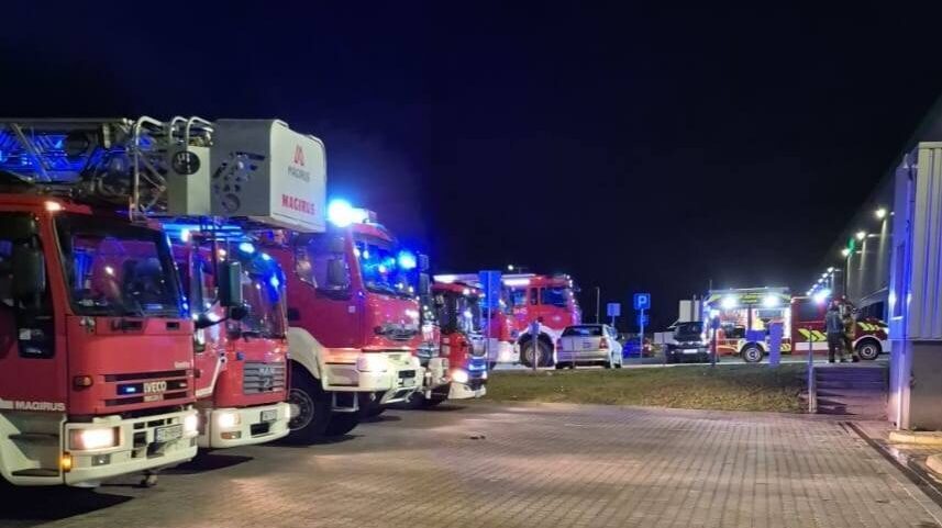 Pożar hali magazynowej w Szałszy