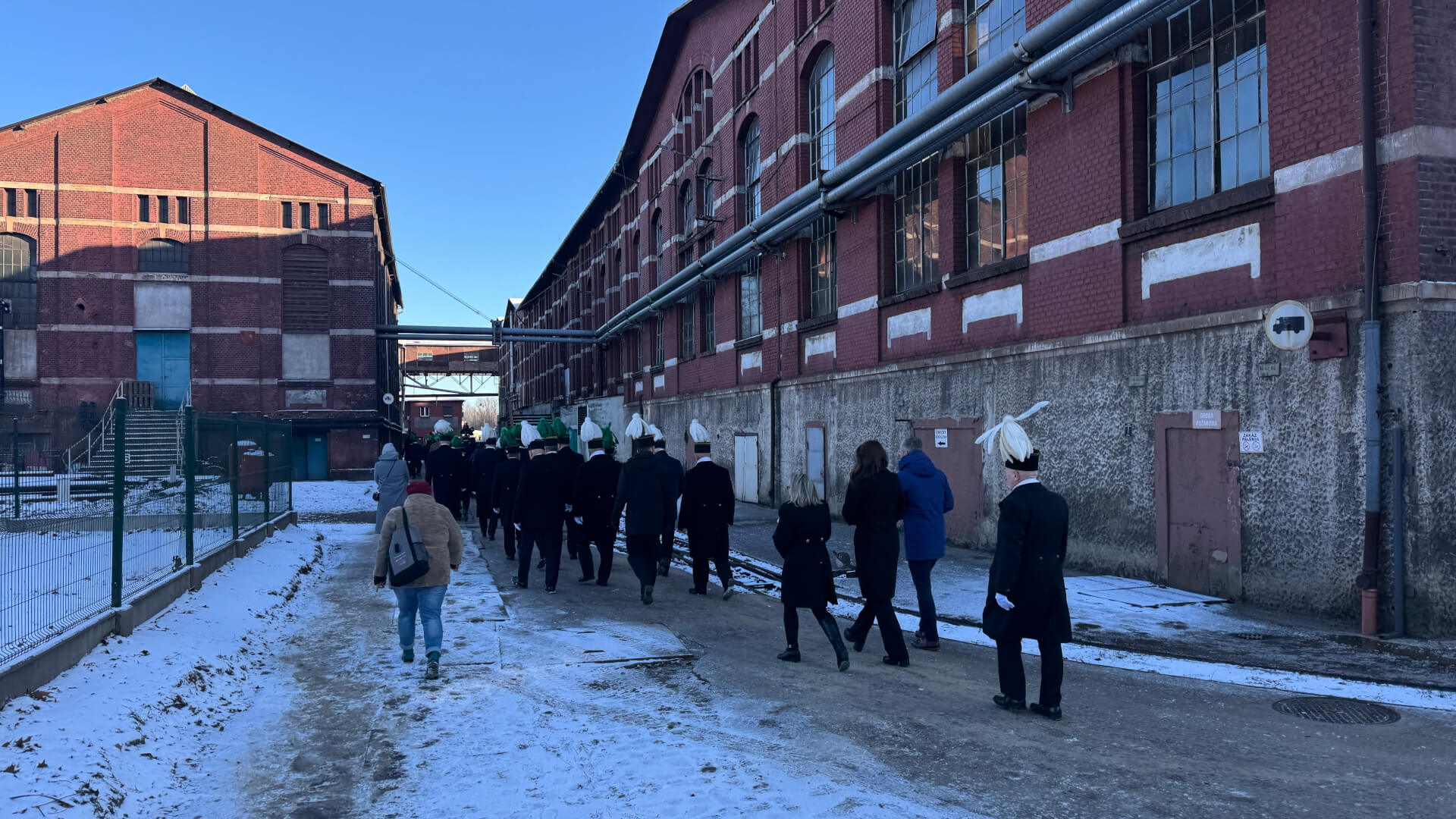 Górnicy w drodze do zrębu Józef, skąd wyjechała ostatnia tona węgla z KWK Bobrek