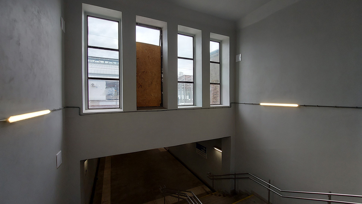 Zniszczone okno nad wejściem do tunelu zachodniego