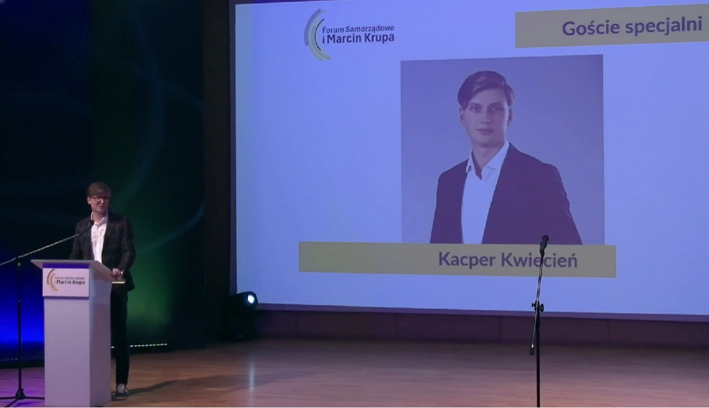 Kacper Kwiecień podczas konwencji wyborczej Forum Samorządowe i Marcin Krupa. Źródło: facebook.com/forumsamorzadowekatowice