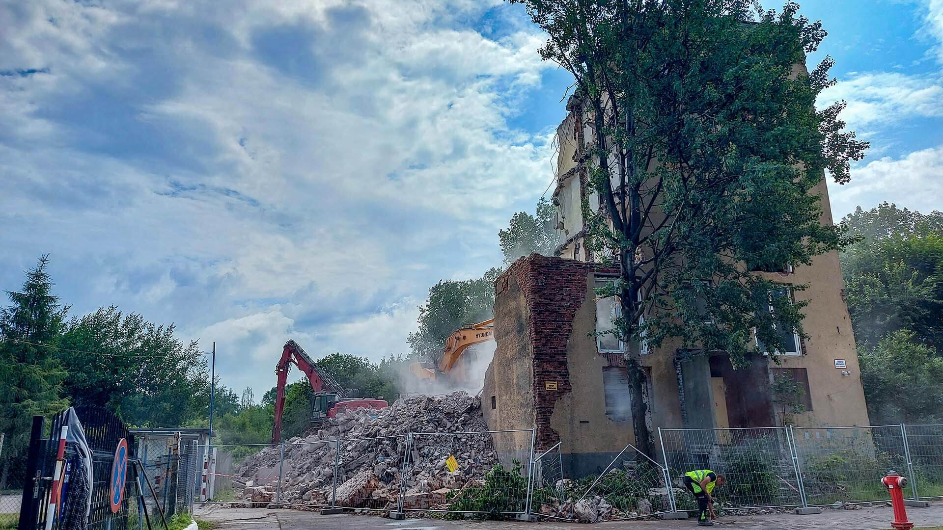 Znika jeden z budynków bytomskiego Czarnobyla. Trwa rozbiórka opuszczonego bloku przy ul. Siemianowickiej
