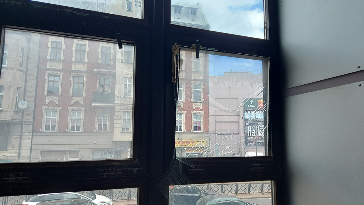 Rozbita szyba w dworcowym oknie