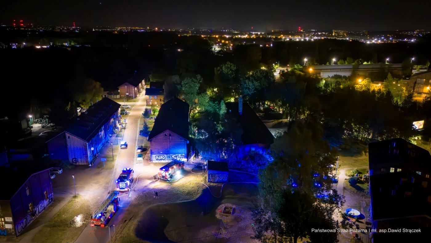 Nocny pożar w Rudzie Śląskiej. Ewakuowano 16 osób, w tym dzieci