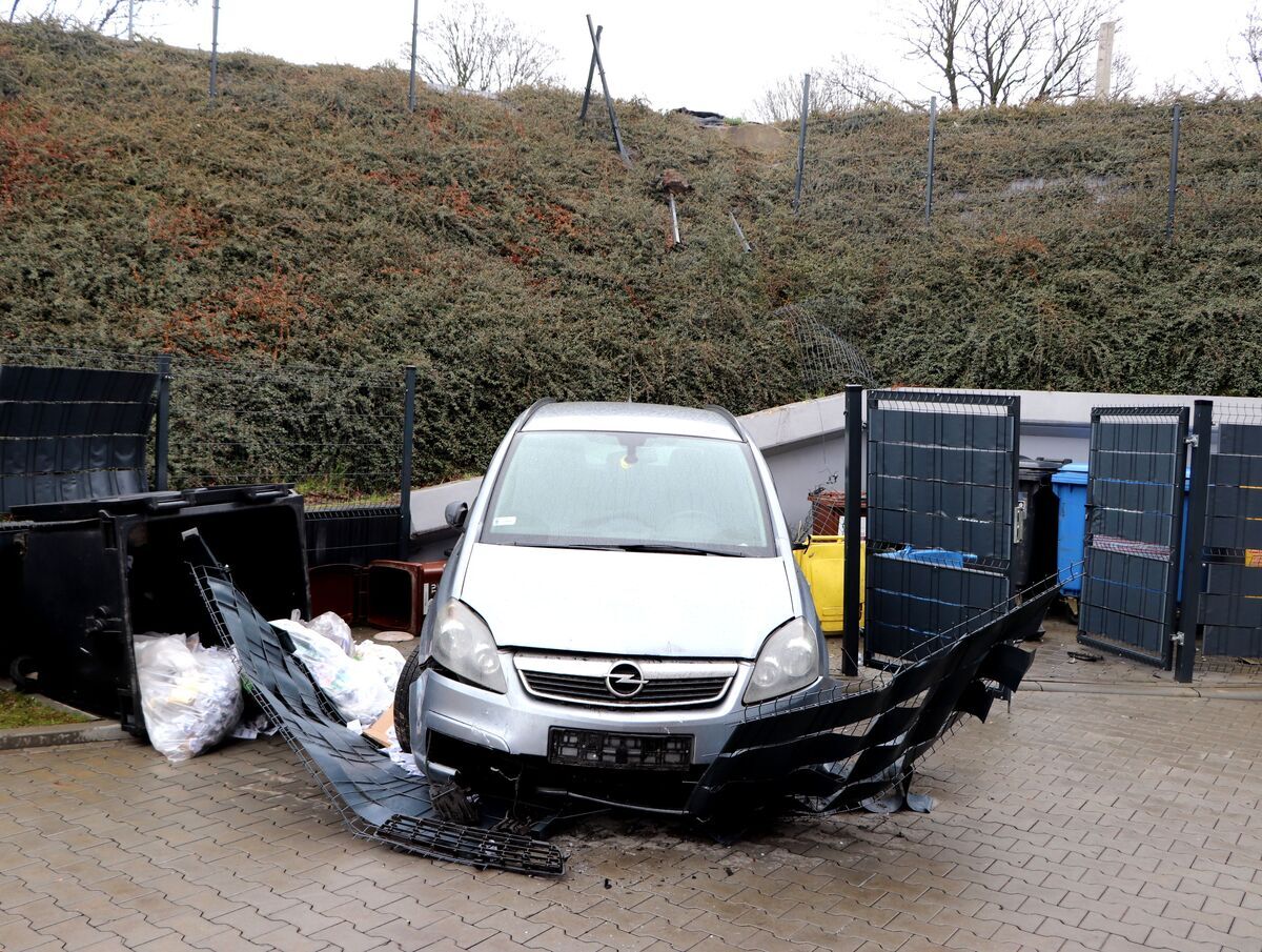 Samochód rozwalił śmietniki na tyłach sklepu