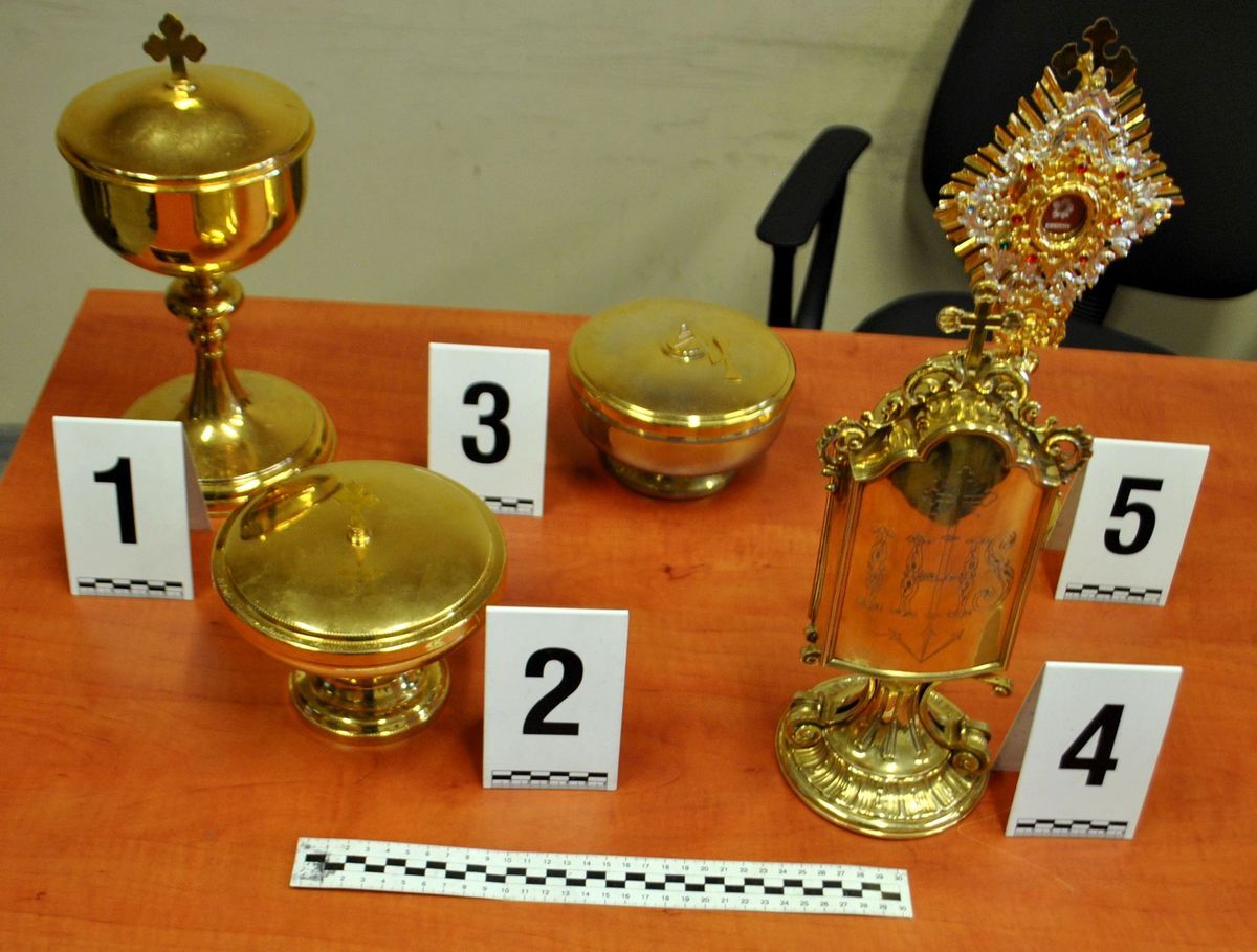 Skradzione naczynia liturgiczne z kościoła w Szombierkach