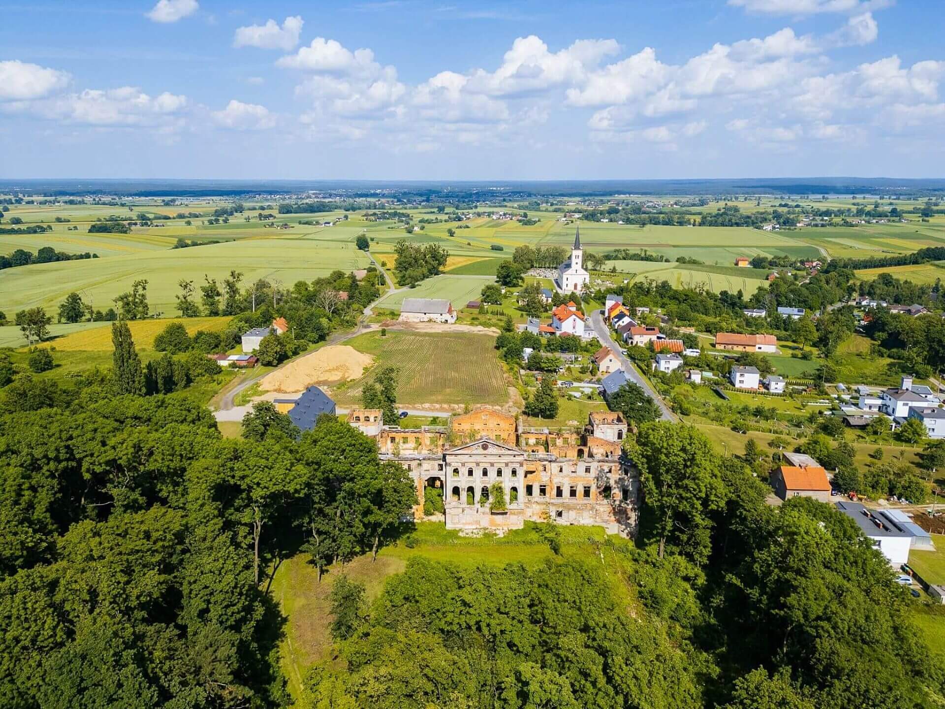 Ruiny pałacu w Sławikowie