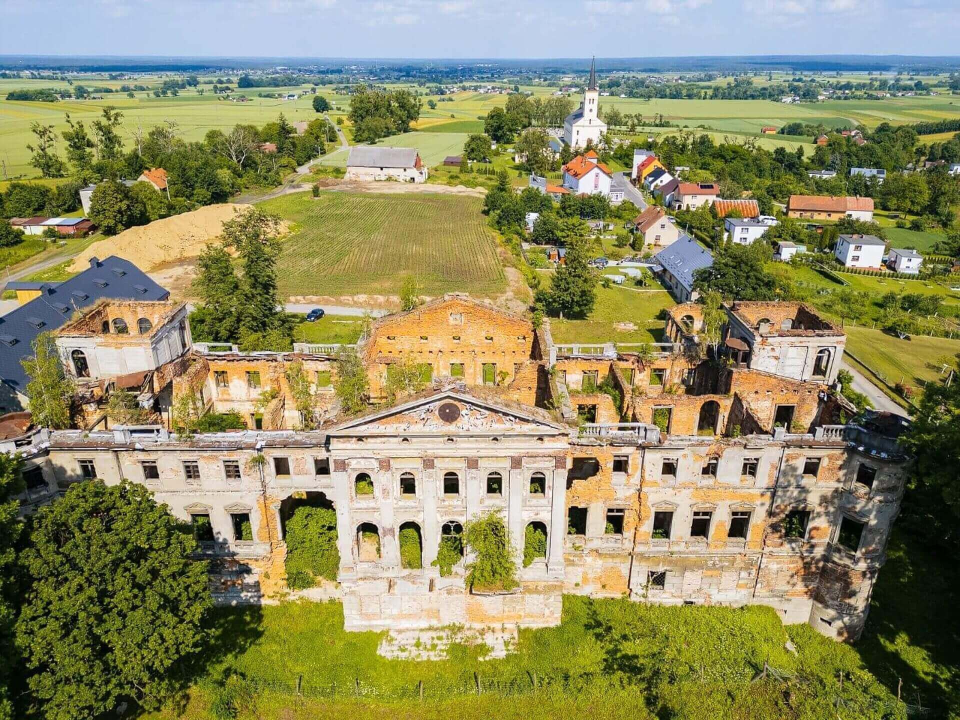 Ruiny pałacu w Sławikowie