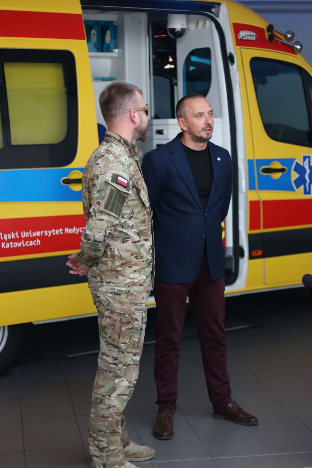 Przedstawiciel Jednostki Wojskowej Komandosów w Lublińcu i mgr Marcin Gałkiewicz