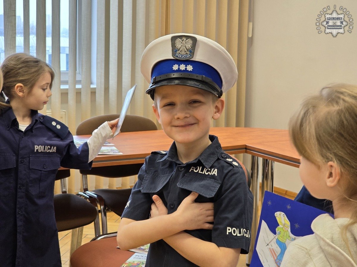 Przedszkolaki z wizytą u świętochłowickich policjantów
