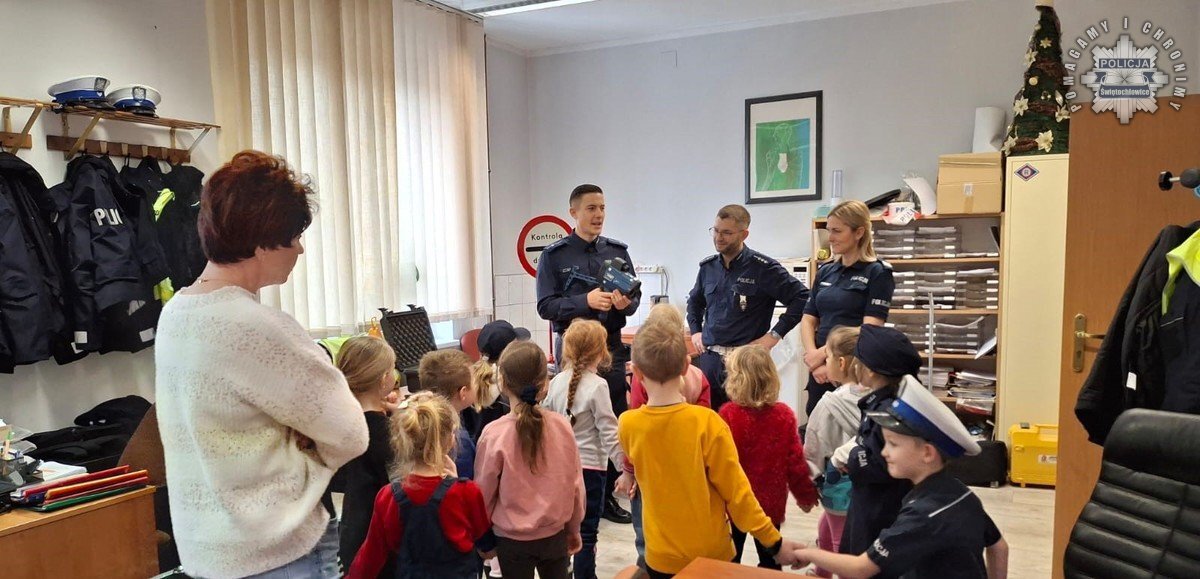 Przedszkolaki z wizytą u świętochłowickich policjantów