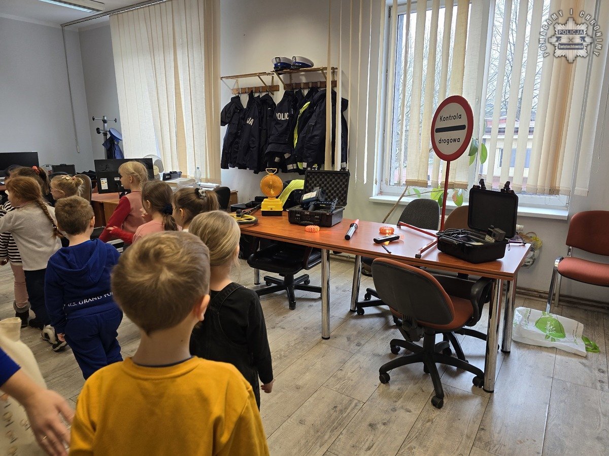 Przedszkolaki z wizytą u świętochłowickich policjantów