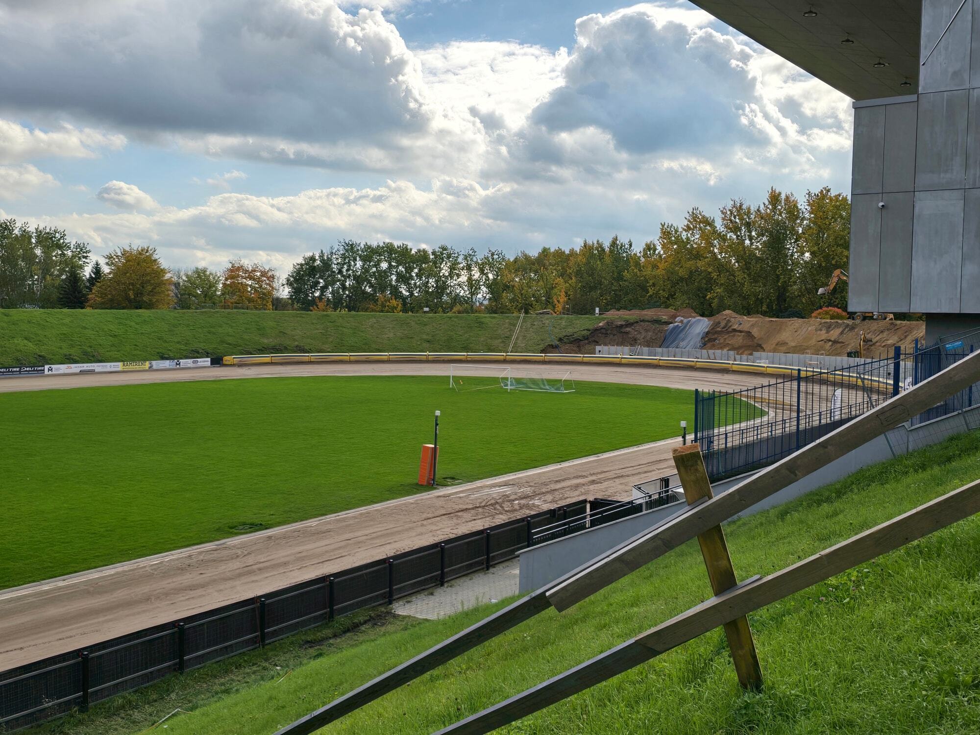Budowa trybun na stadionie OSiR Skałka