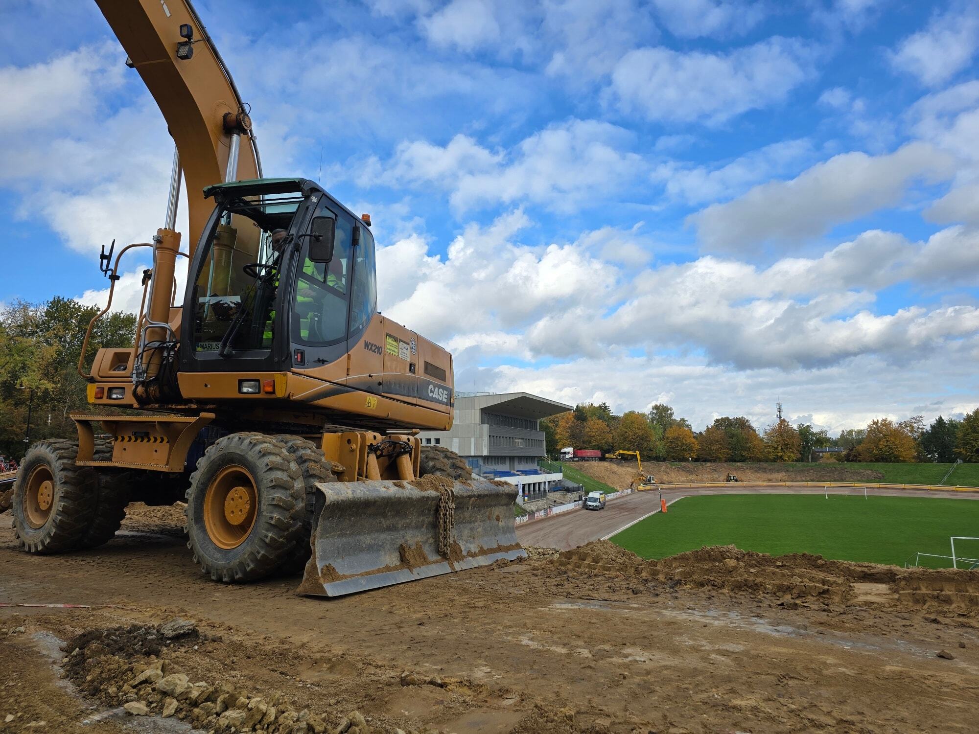 Budowa trybun na stadionie OSiR Skałka