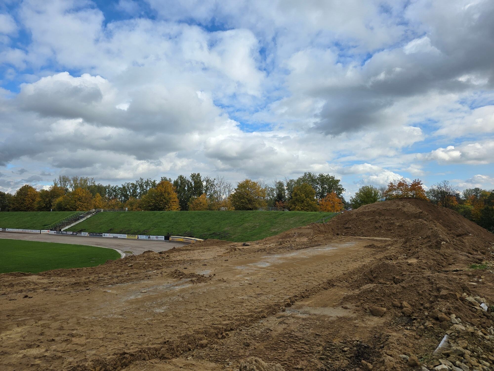 Budowa trybun na stadionie OSiR Skałka