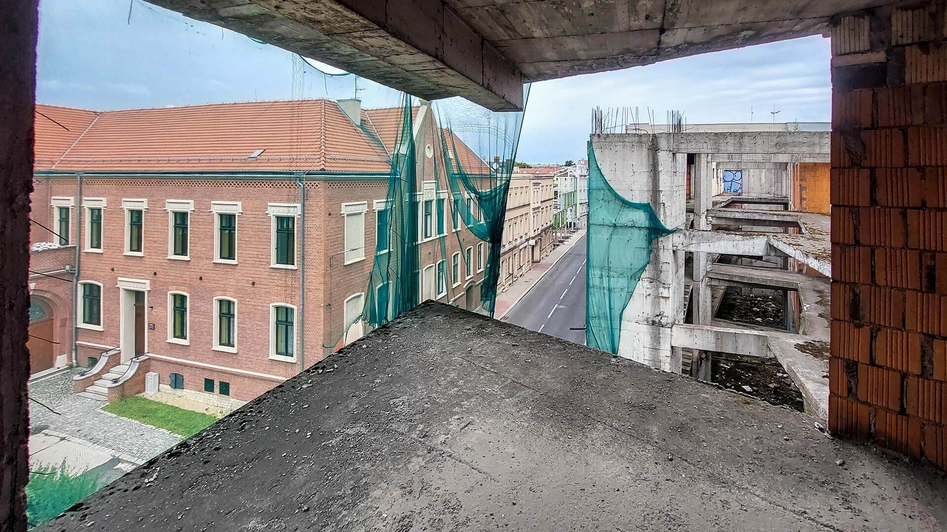 Wnętrze nieukończonego budynku przy ul. Kwietniewskiego w Bytomiu