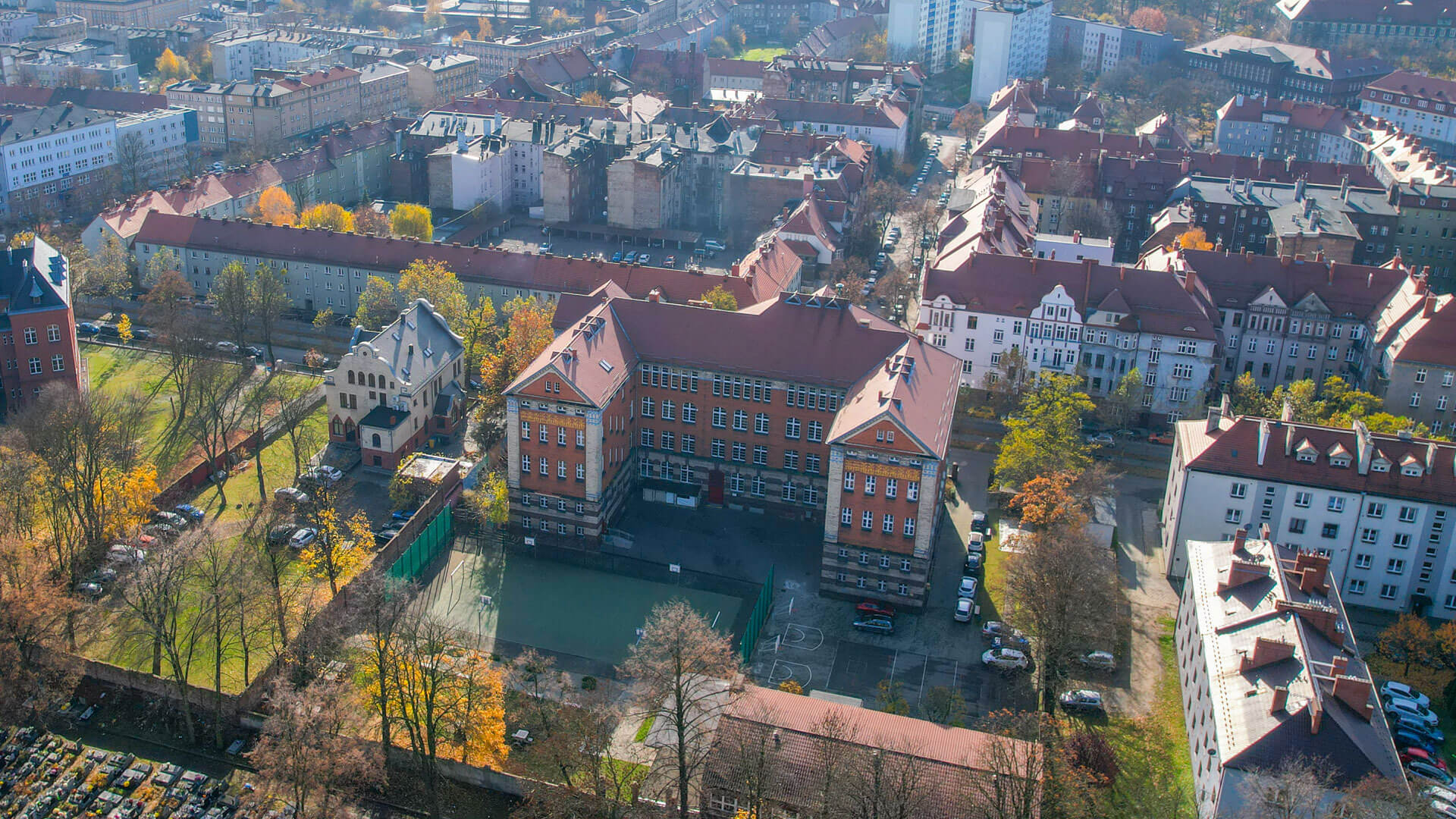 Dzisiejsza szkoła i dawna willa nadburmistrza są na szlaku