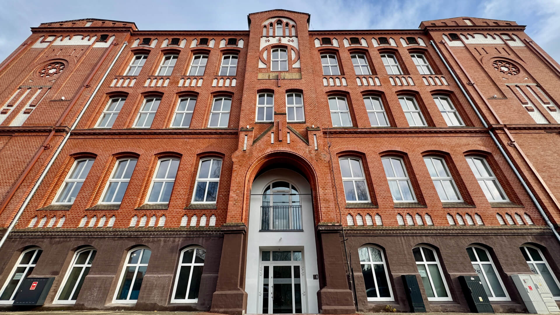 Gmach dawnej szkoły w Lipinach