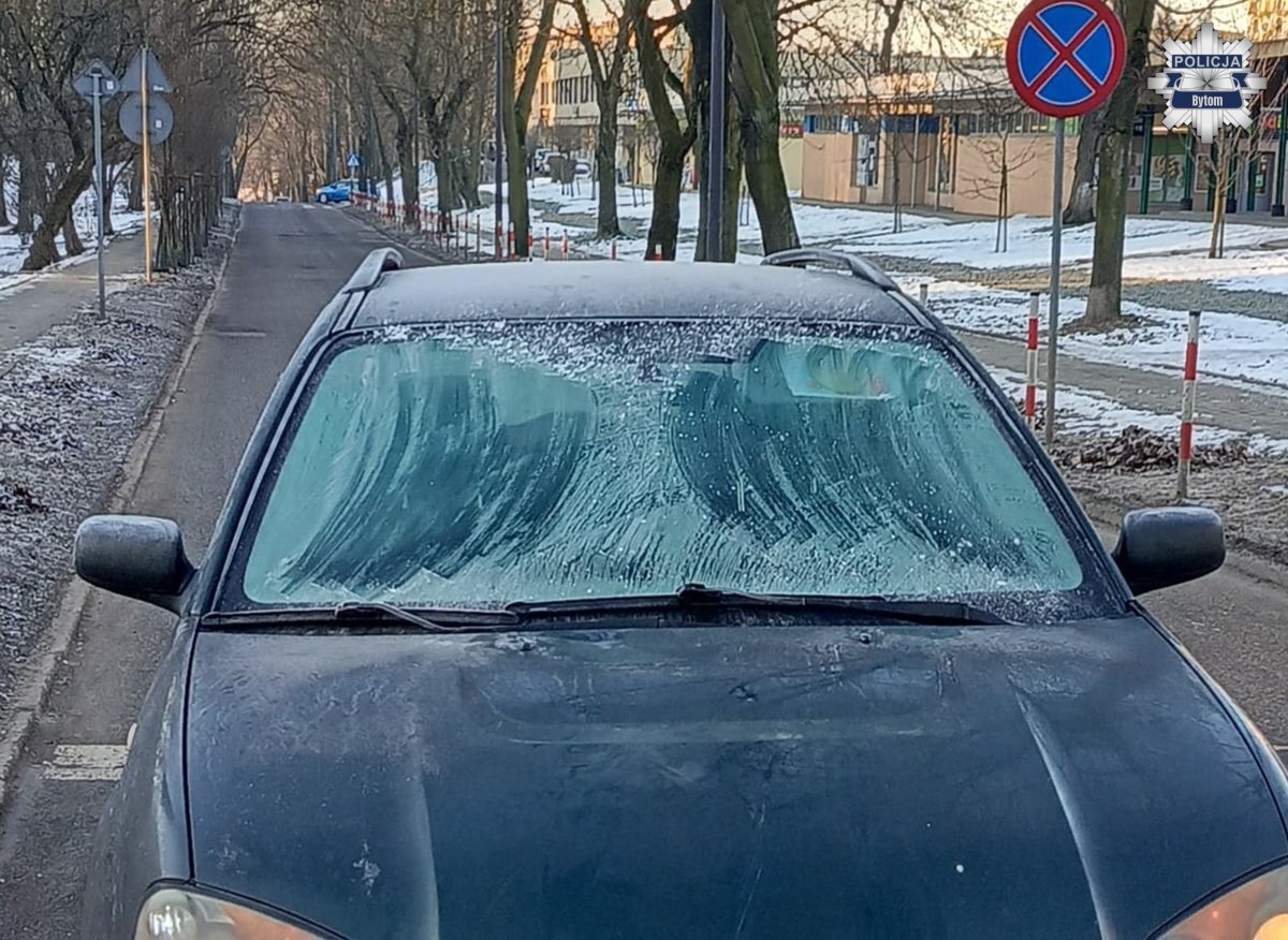 Spowodował wypadek oszronionym pojazdem