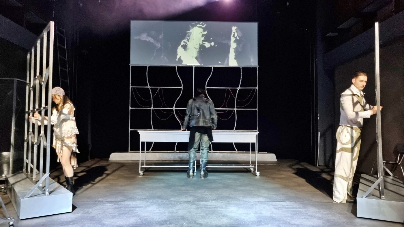 Teatr rozrywki nawiedzony toster 10