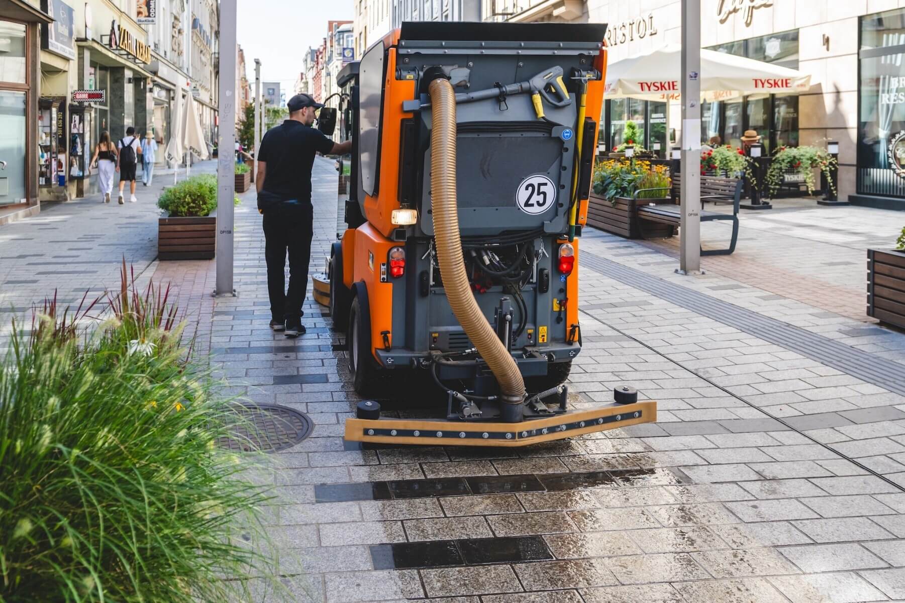 Dworcowa będzie lśnić. BZUK testuje sprzęt do mechanicznego czyszczenia zabrudzeń