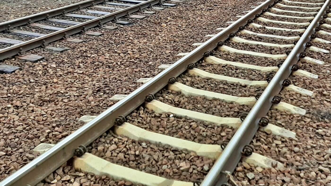 Śmiertelne potrącenie na torach. Mężczyzna zginął po kołami pociągu Intercity