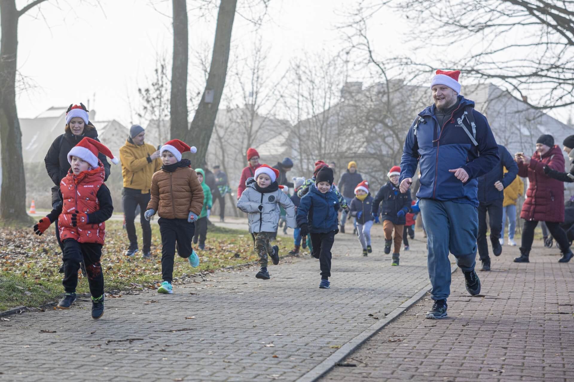 Trzeci tyski bieg mikolajkowy dla dzieci w parku suble 08 12 2024 0e55