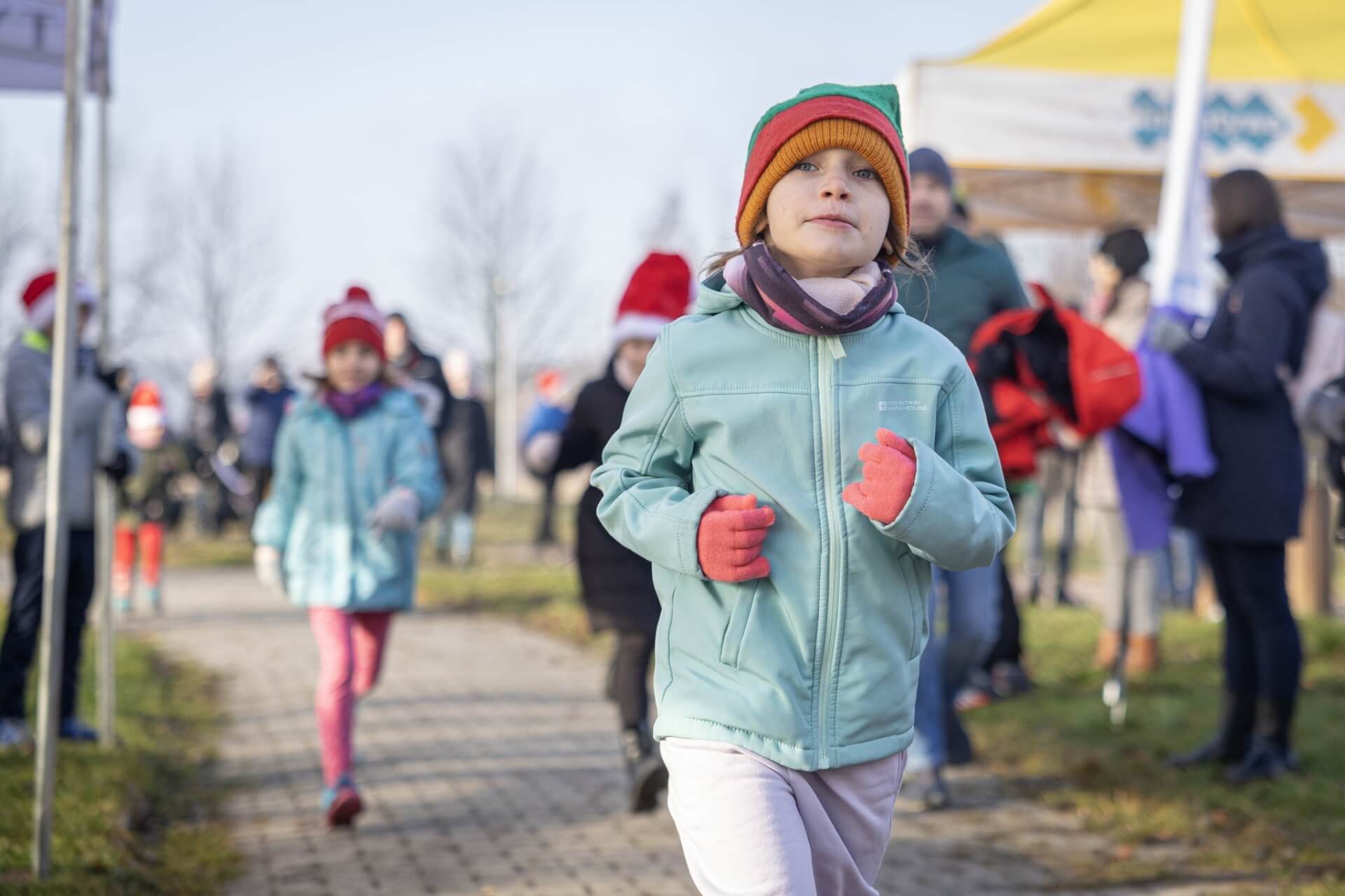 Trzeci tyski bieg mikolajkowy dla dzieci w parku suble 08 12 2024 21ca