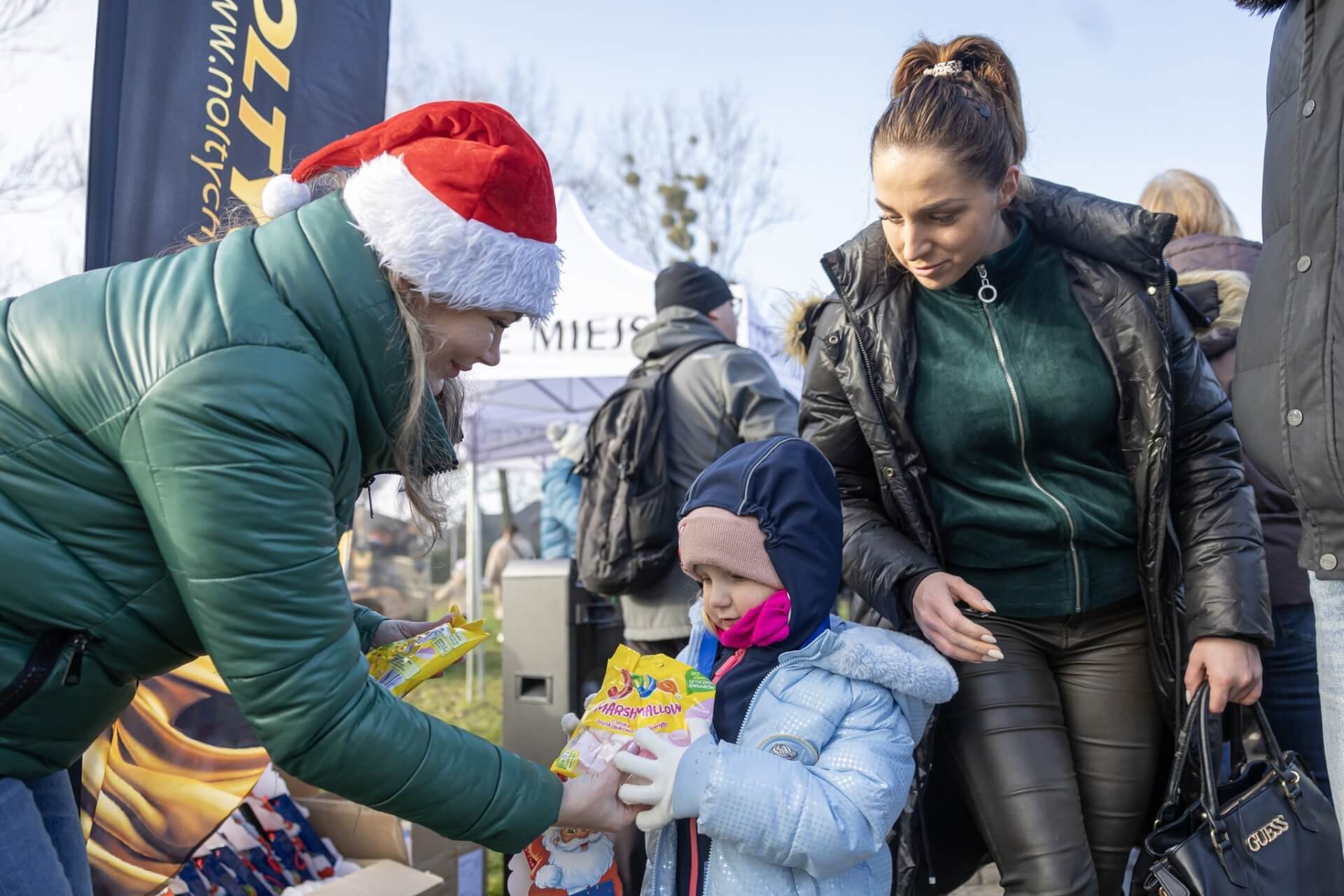 Trzeci tyski bieg mikolajkowy dla dzieci w parku suble 08 12 2024 3f99