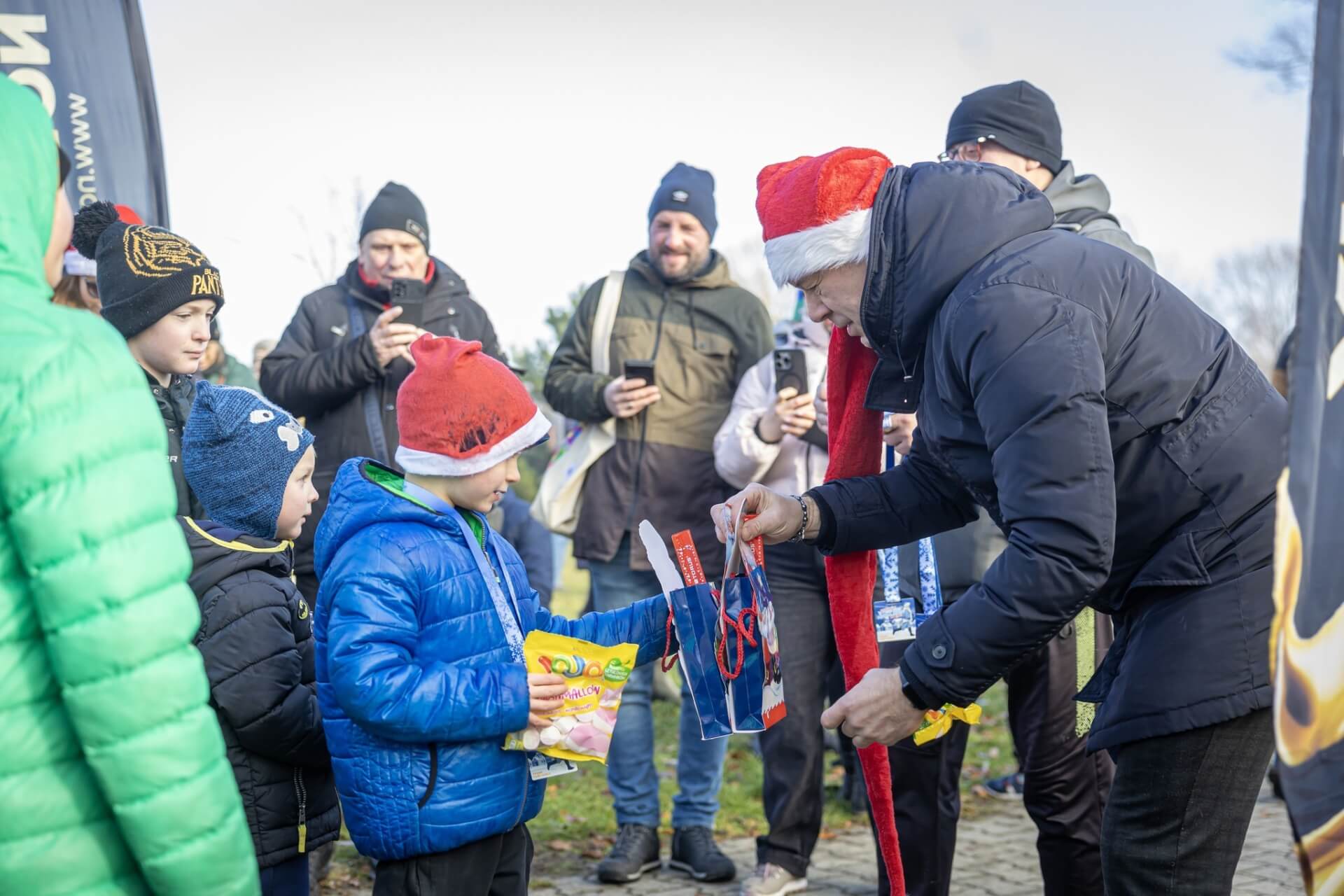 Trzeci tyski bieg mikolajkowy dla dzieci w parku suble 08 12 2024 60e0