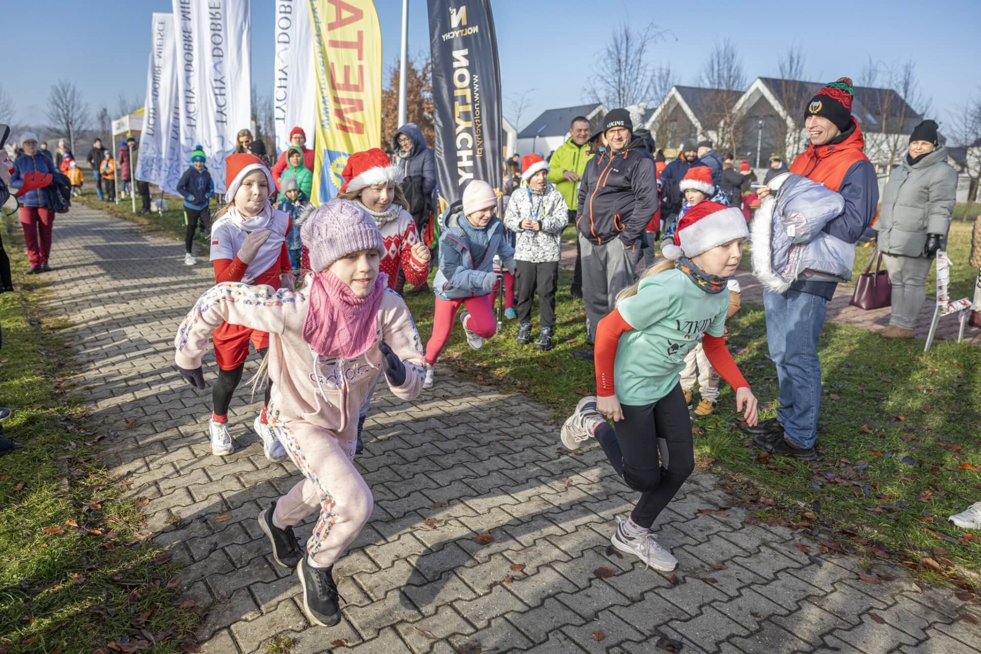 Trzeci tyski bieg mikolajkowy dla dzieci w parku suble 08 12 2024 7948