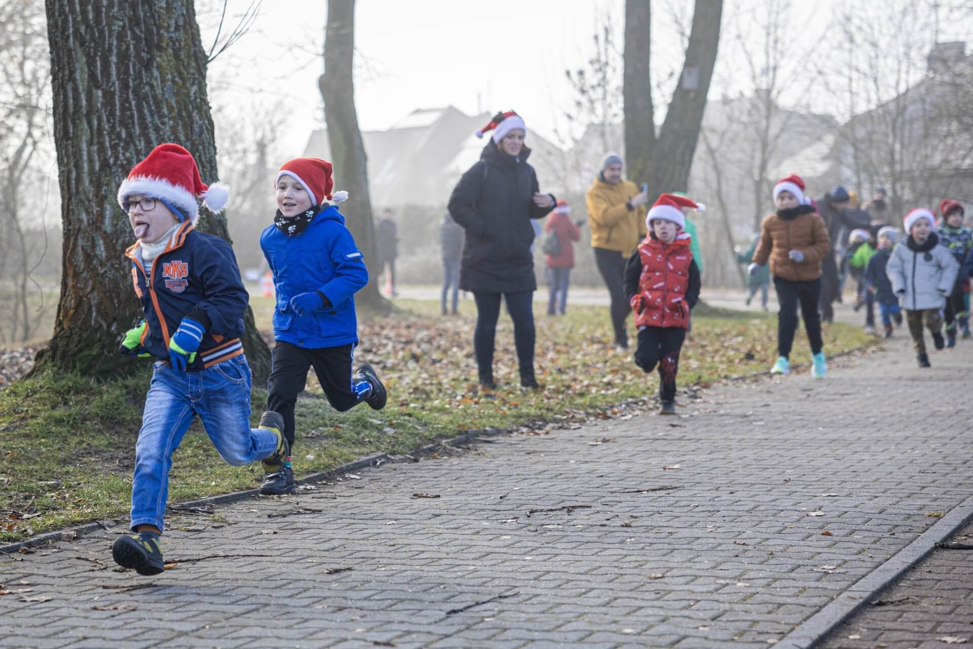 Trzeci tyski bieg mikolajkowy dla dzieci w parku suble 08 12 2024 c40b