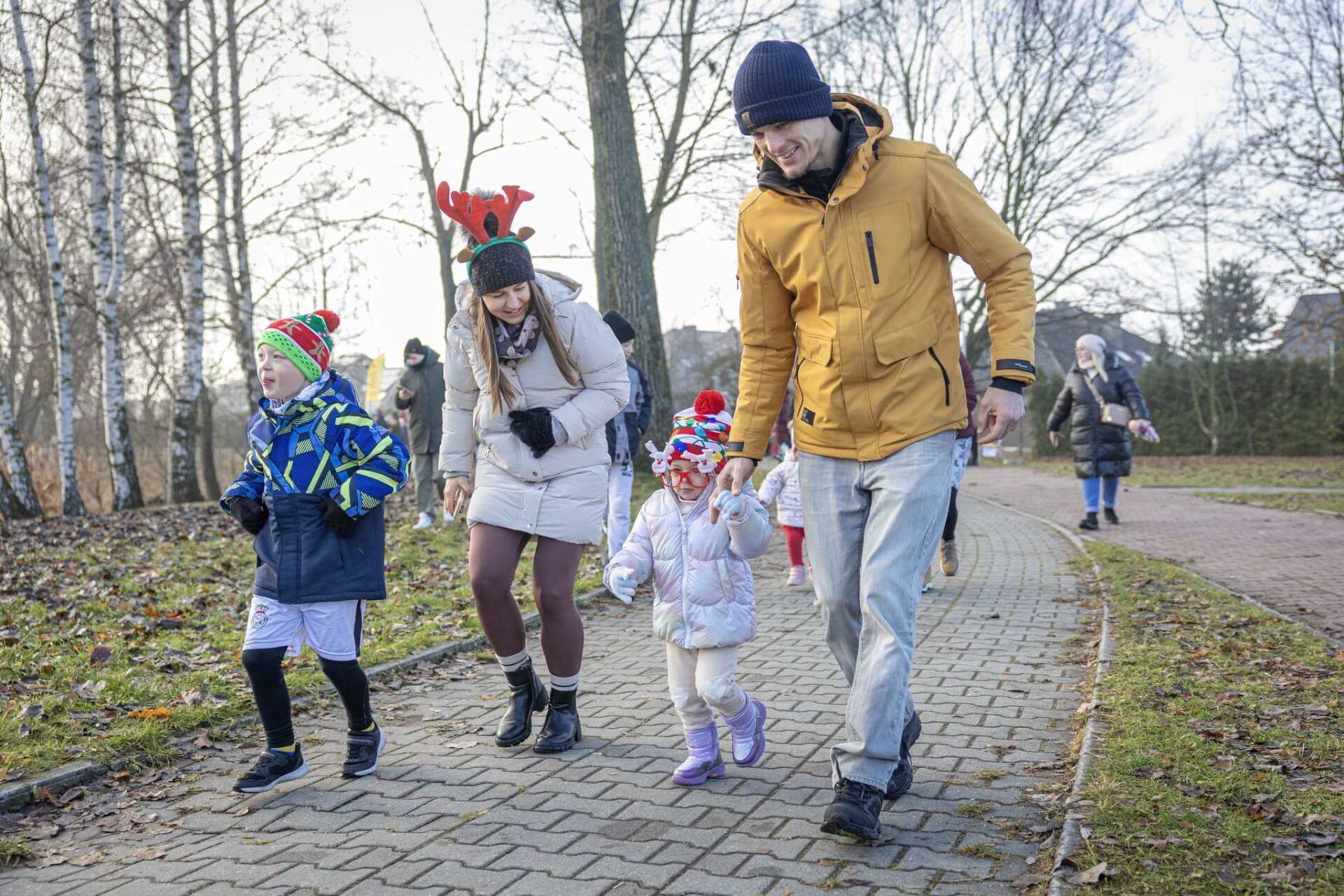 Trzeci tyski bieg mikolajkowy dla dzieci w parku suble 08 12 2024 d9df