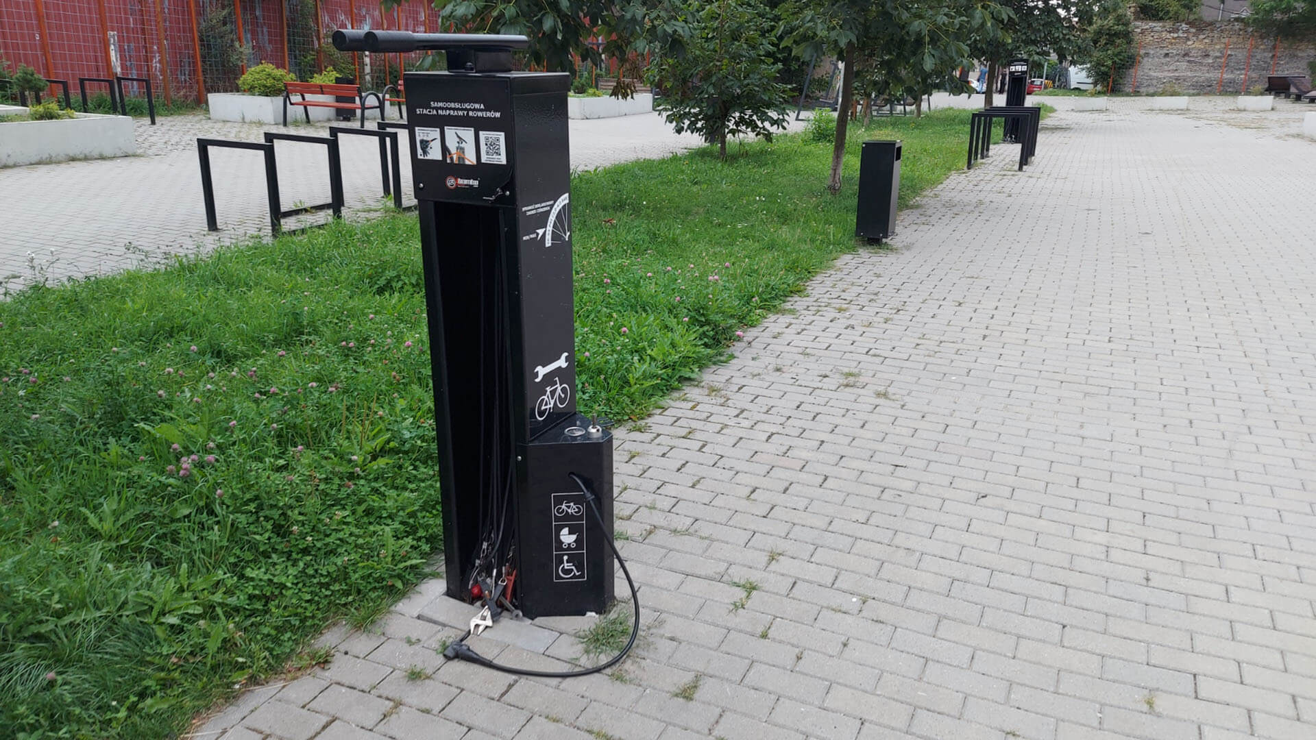 Wandale niszczą stacje naprawy rowerów przy ul. Witczaka