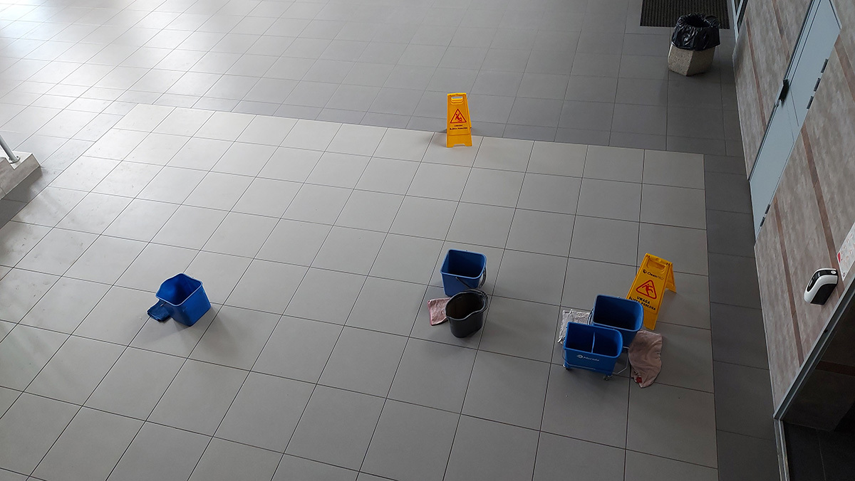 W holu ustawiono wiadra, by łapać deszczówkę