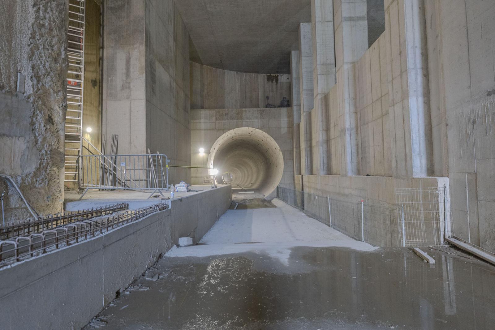 Widok na tunel oraz betonowe sciany Lodz maj 2025