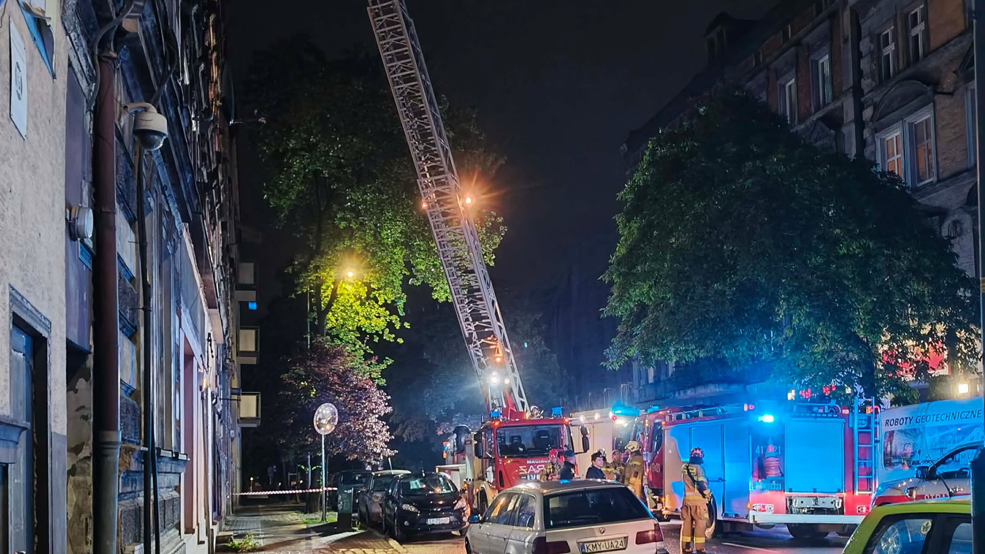 Opuszczona oficyna przy ul. Smolenia narobiła strachu. Interweniowali strażacy